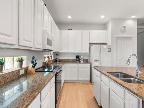 Luxury Vacation Home in Kissimmee 6-Bedroom Home with Private Pool & Great Amenities